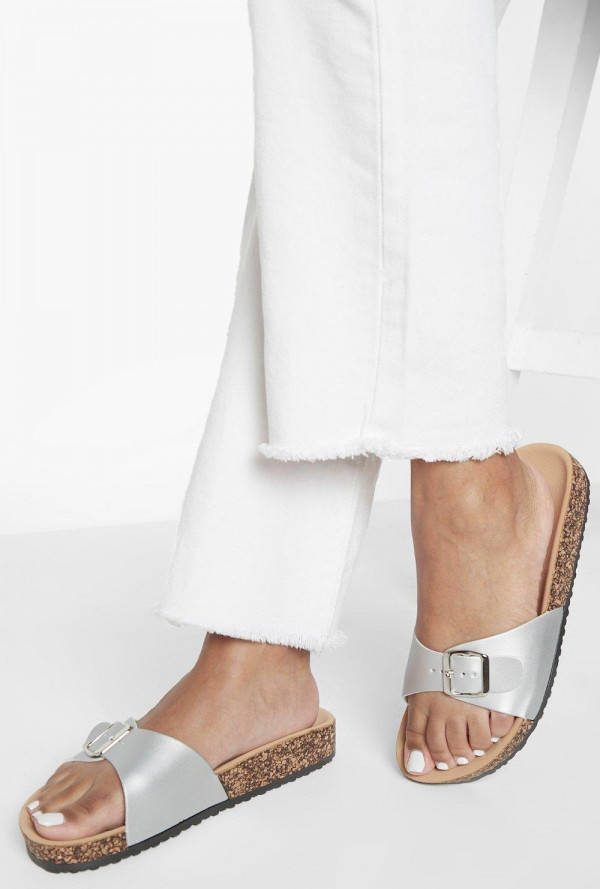 boohoo Brede Metallic Slippers Met Gesp En Voetbed, Silver