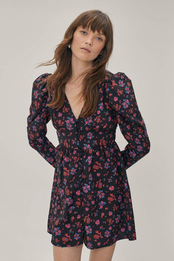 boohoo Doorknoop Bloemen Mini Jurk Met V Hals, Pink