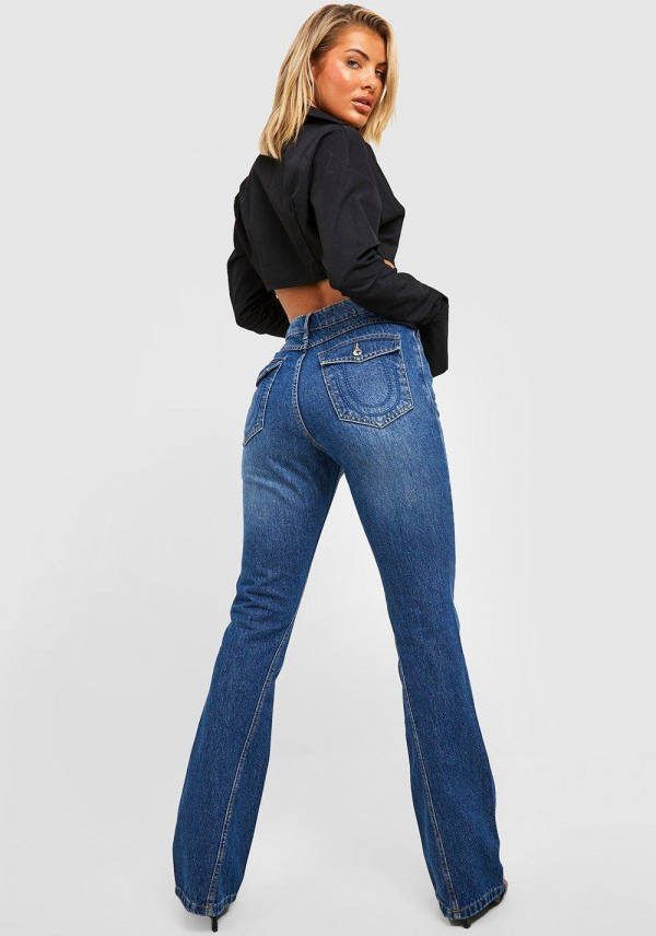 boohoo Gedraaide Flared Mid Rise Jeans Met Naaddetail En Cargo Zakken, Vintage Blue