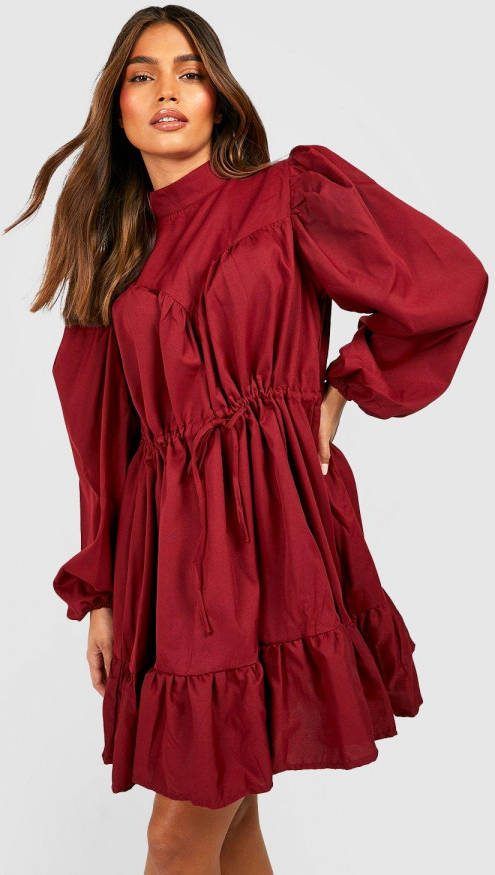 boohoo Gesmokte Jurk Met Hoge Hals En Laagjes, Berry