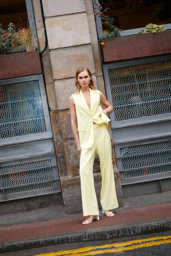 boohoo Getailleerde Keperstof Wide Leg Broek, Lemon