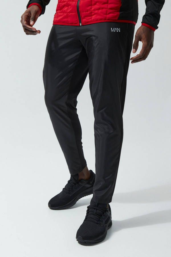 boohoo Man Active Toelopende Matte Joggingbroek Met Panelen, Black