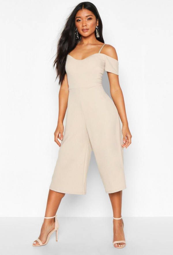 boohoo Culotte Jumpsuit Met Open Schouders En Stippen, Steenrood