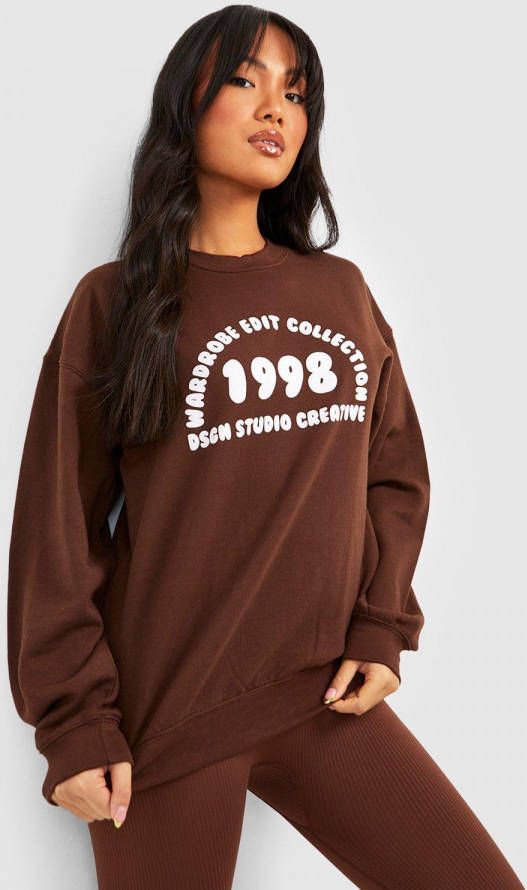boohoo Petite Design Wardrobe Edit Trui Met Print, Chocolate