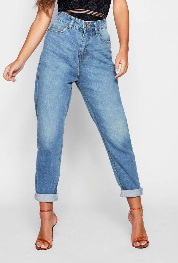 boohoo Petite Mom Jeans Met Hoge Taille, Middenblauw