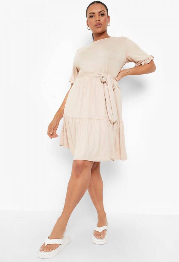 boohoo Plus Gesmokte Jurk Met Geplooide Mouwen En Laagjes, Stone