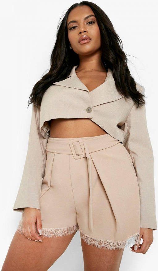 boohoo Plus Getailleerde Shorts Met Ceintuur En Kanten Zoom, Beige