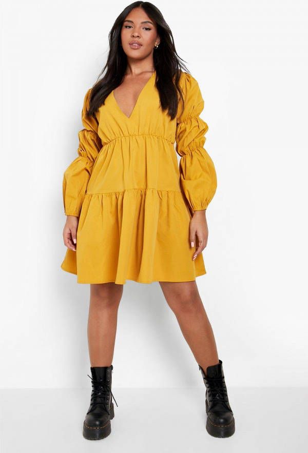 boohoo Plus Geweven Gesmokte Jurk Met Laagjes En V Hals, Mustard