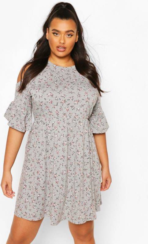 boohoo Plus Gesmokte Jurk Met Open Schouders En Ruches, Grey