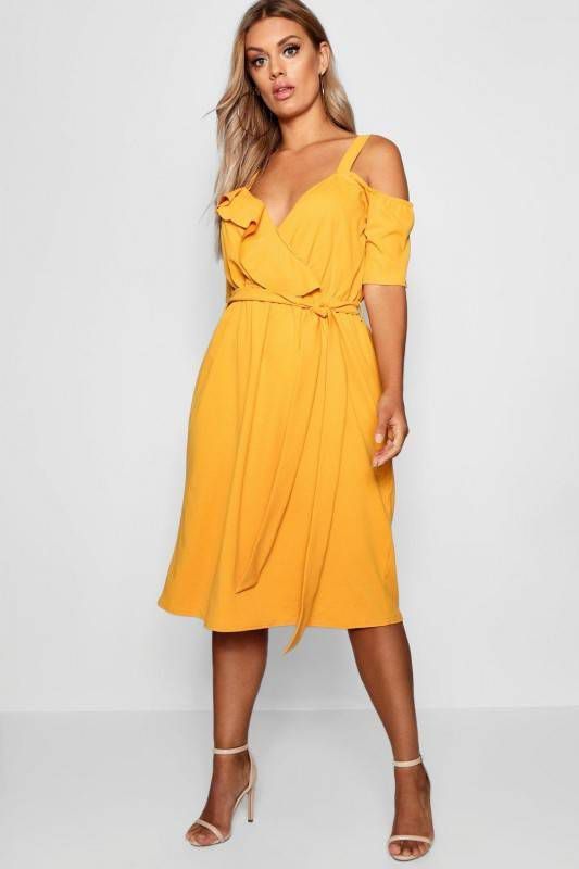 boohoo Plus Midi Jurk Met Laag Decolleté,, Ruches En Ceintuur, Mosterd
