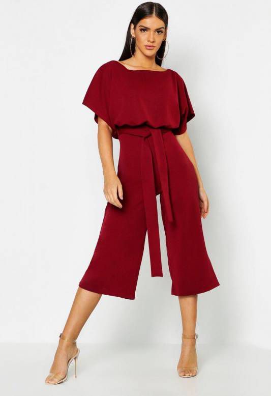 boohoo Culotte Jumpsuit Met Ceintuur En Boothals, Berry