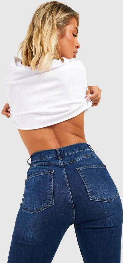 boohoo Strakke Booty Boosting Mid Rise Jeans Met Wijd Uitlopende Pijpen, Indigo