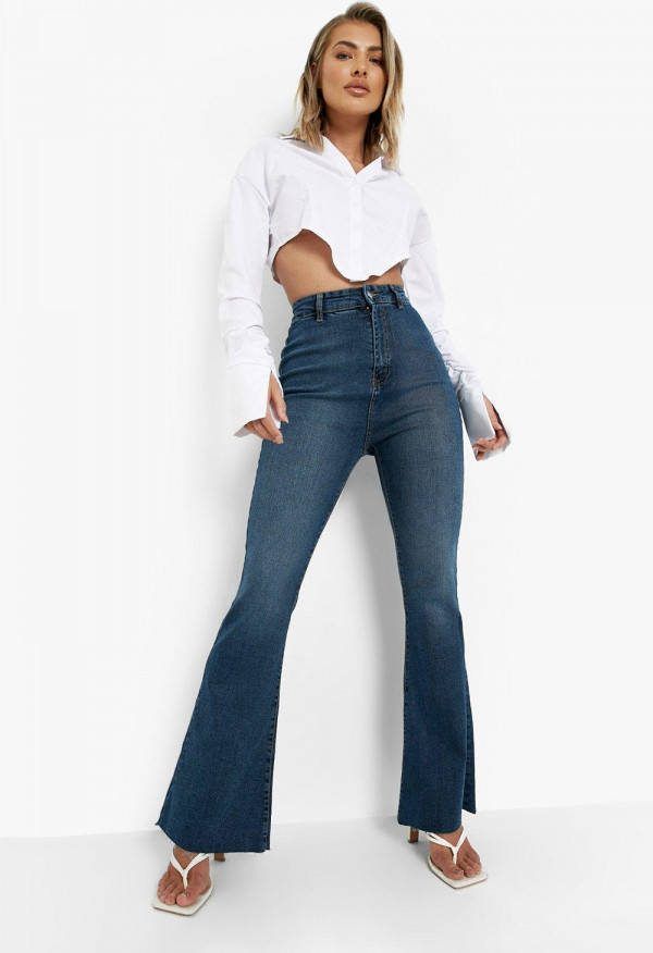 boohoo Stretch Jeans Met Wijd Uitlopende Pijpen, Mid Blue
