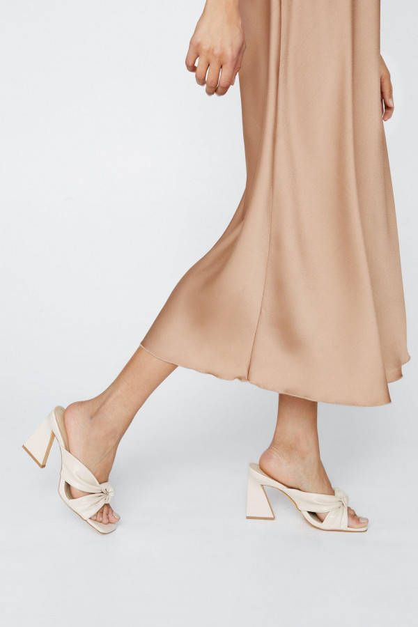 boohoo Zachte Geknoopte Nepleren Wijd Uitlopende Hakken, Camel